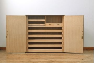 2段重ね桐箪笥を収納棚とローボードにリメイク!上段は形を変えずにリペア。下段はヒノキ材の天板と、引き出しに取っ手を取り付けてローボードに。いずれも前板をチェスナット系、それ以外を茶系でペイント仕上げ。