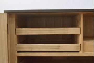 2段重ね桐箪笥を収納棚とローボードにリメイク!上段は形を変えずにリペア。下段はヒノキ材の天板と、引き出しに取っ手を取り付けてローボードに。いずれも前板をチェスナット系、それ以外を茶系でペイント仕上げ。