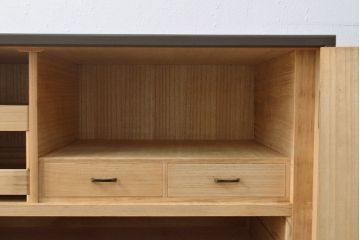 2段重ね桐箪笥を収納棚とローボードにリメイク!上段は形を変えずにリペア。下段はヒノキ材の天板と、引き出しに取っ手を取り付けてローボードに。いずれも前板をチェスナット系、それ以外を茶系でペイント仕上げ。