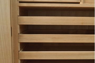 2段重ね桐箪笥を収納棚とローボードにリメイク!上段は形を変えずにリペア。下段はヒノキ材の天板と、引き出しに取っ手を取り付けてローボードに。いずれも前板をチェスナット系、それ以外を茶系でペイント仕上げ。
