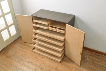2段重ね桐箪笥を収納棚とローボードにリメイク!上段は形を変えずにリペア。下段はヒノキ材の天板と、引き出しに取っ手を取り付けてローボードに。いずれも前板をチェスナット系、それ以外を茶系でペイント仕上げ。