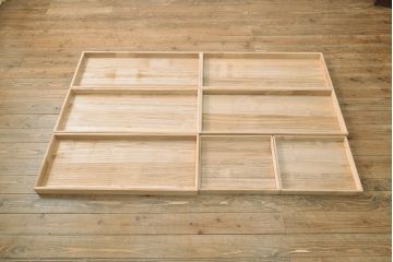 2段重ね桐箪笥を収納棚とローボードにリメイク!上段は形を変えずにリペア。下段はヒノキ材の天板と、引き出しに取っ手を取り付けてローボードに。いずれも前板をチェスナット系、それ以外を茶系でペイント仕上げ。