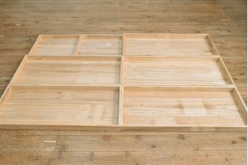 2段重ね桐箪笥を収納棚とローボードにリメイク!上段は形を変えずにリペア。下段はヒノキ材の天板と、引き出しに取っ手を取り付けてローボードに。いずれも前板をチェスナット系、それ以外を茶系でペイント仕上げ。