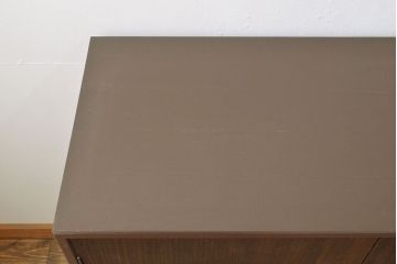 2段重ね桐箪笥を収納棚とローボードにリメイク!上段は形を変えずにリペア。下段はヒノキ材の天板と、引き出しに取っ手を取り付けてローボードに。いずれも前板をチェスナット系、それ以外を茶系でペイント仕上げ。