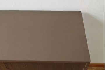 2段重ね桐箪笥を収納棚とローボードにリメイク!上段は形を変えずにリペア。下段はヒノキ材の天板と、引き出しに取っ手を取り付けてローボードに。いずれも前板をチェスナット系、それ以外を茶系でペイント仕上げ。