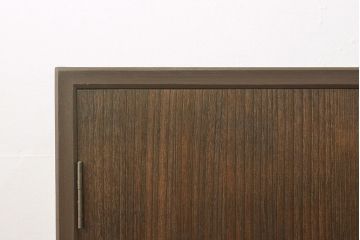 2段重ね桐箪笥を収納棚とローボードにリメイク!上段は形を変えずにリペア。下段はヒノキ材の天板と、引き出しに取っ手を取り付けてローボードに。いずれも前板をチェスナット系、それ以外を茶系でペイント仕上げ。
