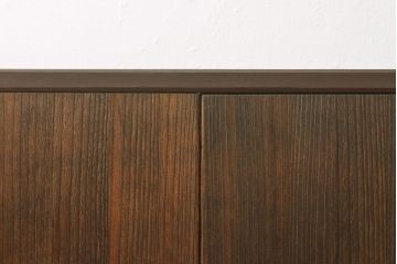 2段重ね桐箪笥を収納棚とローボードにリメイク!上段は形を変えずにリペア。下段はヒノキ材の天板と、引き出しに取っ手を取り付けてローボードに。いずれも前板をチェスナット系、それ以外を茶系でペイント仕上げ。
