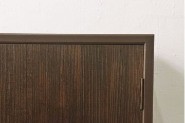 2段重ね桐箪笥を収納棚とローボードにリメイク!上段は形を変えずにリペア。下段はヒノキ材の天板と、引き出しに取っ手を取り付けてローボードに。いずれも前板をチェスナット系、それ以外を茶系でペイント仕上げ。