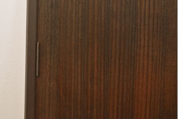 2段重ね桐箪笥を収納棚とローボードにリメイク!上段は形を変えずにリペア。下段はヒノキ材の天板と、引き出しに取っ手を取り付けてローボードに。いずれも前板をチェスナット系、それ以外を茶系でペイント仕上げ。