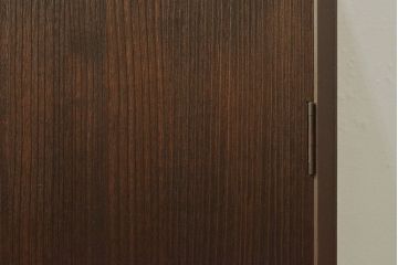 2段重ね桐箪笥を収納棚とローボードにリメイク!上段は形を変えずにリペア。下段はヒノキ材の天板と、引き出しに取っ手を取り付けてローボードに。いずれも前板をチェスナット系、それ以外を茶系でペイント仕上げ。