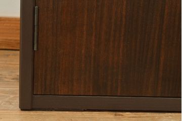 2段重ね桐箪笥を収納棚とローボードにリメイク!上段は形を変えずにリペア。下段はヒノキ材の天板と、引き出しに取っ手を取り付けてローボードに。いずれも前板をチェスナット系、それ以外を茶系でペイント仕上げ。