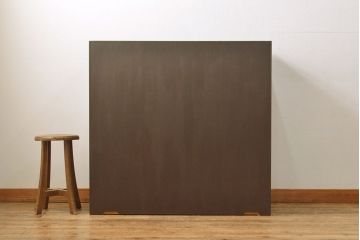 2段重ね桐箪笥を収納棚とローボードにリメイク!上段は形を変えずにリペア。下段はヒノキ材の天板と、引き出しに取っ手を取り付けてローボードに。いずれも前板をチェスナット系、それ以外を茶系でペイント仕上げ。