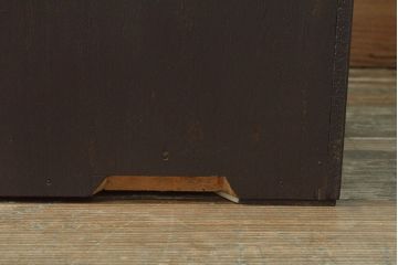 2段重ね桐箪笥を収納棚とローボードにリメイク!上段は形を変えずにリペア。下段はヒノキ材の天板と、引き出しに取っ手を取り付けてローボードに。いずれも前板をチェスナット系、それ以外を茶系でペイント仕上げ。