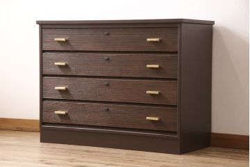 2段重ね桐箪笥を収納棚とローボードにリメイク!上段は形を変えずにリペア。下段はヒノキ材の天板と、引き出しに取っ手を取り付けてローボードに。いずれも前板をチェスナット系、それ以外を茶系でペイント仕上げ。