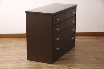 2段重ね桐箪笥を収納棚とローボードにリメイク!上段は形を変えずにリペア。下段はヒノキ材の天板と、引き出しに取っ手を取り付けてローボードに。いずれも前板をチェスナット系、それ以外を茶系でペイント仕上げ。
