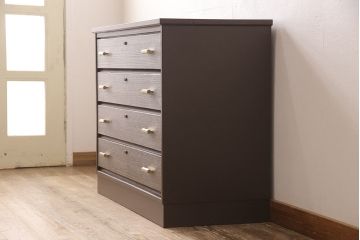 2段重ね桐箪笥を収納棚とローボードにリメイク!上段は形を変えずにリペア。下段はヒノキ材の天板と、引き出しに取っ手を取り付けてローボードに。いずれも前板をチェスナット系、それ以外を茶系でペイント仕上げ。