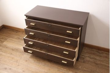 2段重ね桐箪笥を収納棚とローボードにリメイク!上段は形を変えずにリペア。下段はヒノキ材の天板と、引き出しに取っ手を取り付けてローボードに。いずれも前板をチェスナット系、それ以外を茶系でペイント仕上げ。