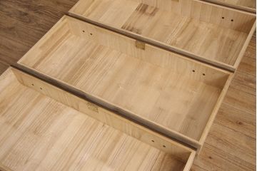 2段重ね桐箪笥を収納棚とローボードにリメイク!上段は形を変えずにリペア。下段はヒノキ材の天板と、引き出しに取っ手を取り付けてローボードに。いずれも前板をチェスナット系、それ以外を茶系でペイント仕上げ。