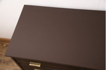 2段重ね桐箪笥を収納棚とローボードにリメイク!上段は形を変えずにリペア。下段はヒノキ材の天板と、引き出しに取っ手を取り付けてローボードに。いずれも前板をチェスナット系、それ以外を茶系でペイント仕上げ。