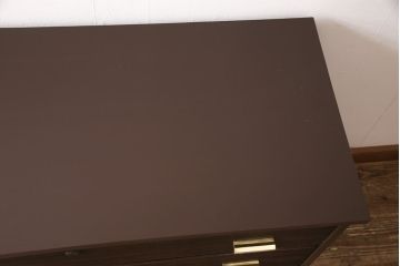 2段重ね桐箪笥を収納棚とローボードにリメイク!上段は形を変えずにリペア。下段はヒノキ材の天板と、引き出しに取っ手を取り付けてローボードに。いずれも前板をチェスナット系、それ以外を茶系でペイント仕上げ。