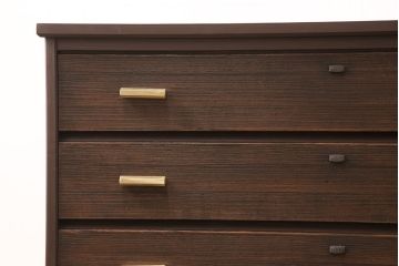 2段重ね桐箪笥を収納棚とローボードにリメイク!上段は形を変えずにリペア。下段はヒノキ材の天板と、引き出しに取っ手を取り付けてローボードに。いずれも前板をチェスナット系、それ以外を茶系でペイント仕上げ。