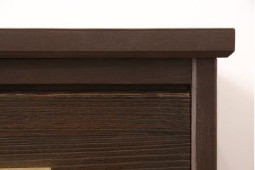 2段重ね桐箪笥を収納棚とローボードにリメイク!上段は形を変えずにリペア。下段はヒノキ材の天板と、引き出しに取っ手を取り付けてローボードに。いずれも前板をチェスナット系、それ以外を茶系でペイント仕上げ。