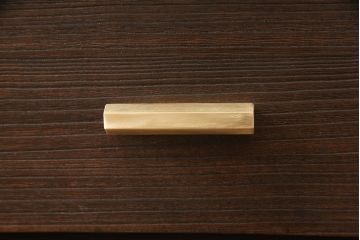 2段重ね桐箪笥を収納棚とローボードにリメイク!上段は形を変えずにリペア。下段はヒノキ材の天板と、引き出しに取っ手を取り付けてローボードに。いずれも前板をチェスナット系、それ以外を茶系でペイント仕上げ。