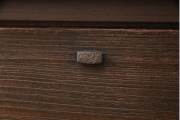 2段重ね桐箪笥を収納棚とローボードにリメイク!上段は形を変えずにリペア。下段はヒノキ材の天板と、引き出しに取っ手を取り付けてローボードに。いずれも前板をチェスナット系、それ以外を茶系でペイント仕上げ。