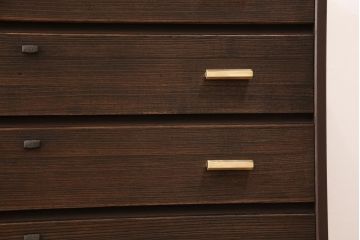 2段重ね桐箪笥を収納棚とローボードにリメイク!上段は形を変えずにリペア。下段はヒノキ材の天板と、引き出しに取っ手を取り付けてローボードに。いずれも前板をチェスナット系、それ以外を茶系でペイント仕上げ。