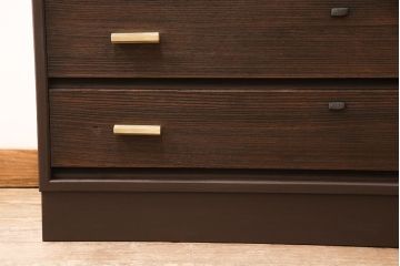 2段重ね桐箪笥を収納棚とローボードにリメイク!上段は形を変えずにリペア。下段はヒノキ材の天板と、引き出しに取っ手を取り付けてローボードに。いずれも前板をチェスナット系、それ以外を茶系でペイント仕上げ。
