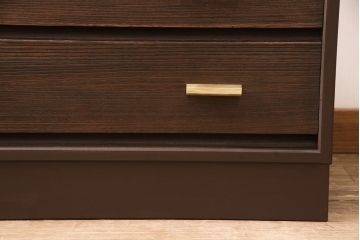 2段重ね桐箪笥を収納棚とローボードにリメイク!上段は形を変えずにリペア。下段はヒノキ材の天板と、引き出しに取っ手を取り付けてローボードに。いずれも前板をチェスナット系、それ以外を茶系でペイント仕上げ。