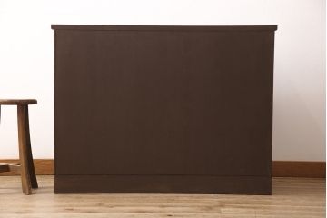 2段重ね桐箪笥を収納棚とローボードにリメイク!上段は形を変えずにリペア。下段はヒノキ材の天板と、引き出しに取っ手を取り付けてローボードに。いずれも前板をチェスナット系、それ以外を茶系でペイント仕上げ。