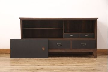 3段重ね桐箪笥をテレビボードとキャビネットにリメイク!上段は脚を取り付け、中・下段は合わせてキャビネットに加工。中段、下段ともに天板を補強。いずれも枠部分と側面、天板をチェスナット系に、引き戸や引き出しの前板を艶消しブラックで着色。