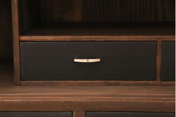3段重ね桐箪笥をテレビボードとキャビネットにリメイク!上段は脚を取り付け、中・下段は合わせてキャビネットに加工。中段、下段ともに天板を補強。いずれも枠部分と側面、天板をチェスナット系に、引き戸や引き出しの前板を艶消しブラックで着色。