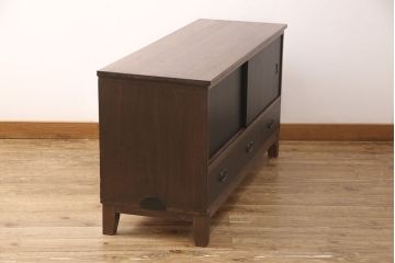 3段重ね桐箪笥をテレビボードとキャビネットにリメイク!上段は脚を取り付け、中・下段は合わせてキャビネットに加工。中段、下段ともに天板を補強。いずれも枠部分と側面、天板をチェスナット系に、引き戸や引き出しの前板を艶消しブラックで着色。