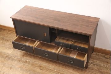 3段重ね桐箪笥をテレビボードとキャビネットにリメイク!上段は脚を取り付け、中・下段は合わせてキャビネットに加工。中段、下段ともに天板を補強。いずれも枠部分と側面、天板をチェスナット系に、引き戸や引き出しの前板を艶消しブラックで着色。