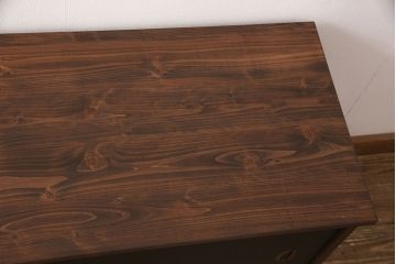 3段重ね桐箪笥をテレビボードとキャビネットにリメイク!上段は脚を取り付け、中・下段は合わせてキャビネットに加工。中段、下段ともに天板を補強。いずれも枠部分と側面、天板をチェスナット系に、引き戸や引き出しの前板を艶消しブラックで着色。