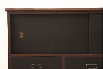 3段重ね桐箪笥をテレビボードとキャビネットにリメイク!上段は脚を取り付け、中・下段は合わせてキャビネットに加工。中段、下段ともに天板を補強。いずれも枠部分と側面、天板をチェスナット系に、引き戸や引き出しの前板を艶消しブラックで着色。