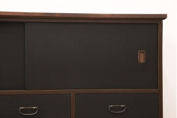 3段重ね桐箪笥をテレビボードとキャビネットにリメイク!上段は脚を取り付け、中・下段は合わせてキャビネットに加工。中段、下段ともに天板を補強。いずれも枠部分と側面、天板をチェスナット系に、引き戸や引き出しの前板を艶消しブラックで着色。