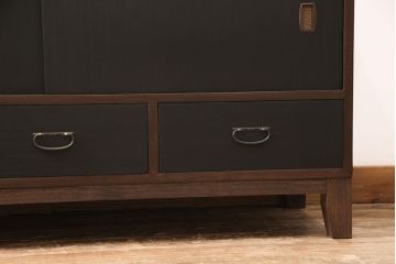 3段重ね桐箪笥をテレビボードとキャビネットにリメイク!上段は脚を取り付け、中・下段は合わせてキャビネットに加工。中段、下段ともに天板を補強。いずれも枠部分と側面、天板をチェスナット系に、引き戸や引き出しの前板を艶消しブラックで着色。