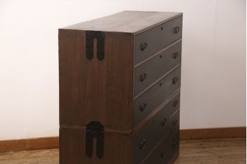 3段重ね桐箪笥をテレビボードとキャビネットにリメイク!上段は脚を取り付け、中・下段は合わせてキャビネットに加工。中段、下段ともに天板を補強。いずれも枠部分と側面、天板をチェスナット系に、引き戸や引き出しの前板を艶消しブラックで着色。