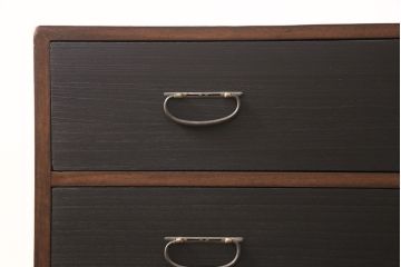 3段重ね桐箪笥をテレビボードとキャビネットにリメイク!上段は脚を取り付け、中・下段は合わせてキャビネットに加工。中段、下段ともに天板を補強。いずれも枠部分と側面、天板をチェスナット系に、引き戸や引き出しの前板を艶消しブラックで着色。