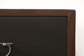 3段重ね桐箪笥をテレビボードとキャビネットにリメイク!上段は脚を取り付け、中・下段は合わせてキャビネットに加工。中段、下段ともに天板を補強。いずれも枠部分と側面、天板をチェスナット系に、引き戸や引き出しの前板を艶消しブラックで着色。