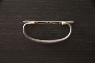 3段重ね桐箪笥をテレビボードとキャビネットにリメイク!上段は脚を取り付け、中・下段は合わせてキャビネットに加工。中段、下段ともに天板を補強。いずれも枠部分と側面、天板をチェスナット系に、引き戸や引き出しの前板を艶消しブラックで着色。