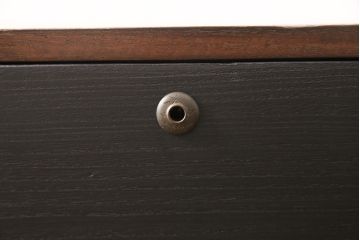 3段重ね桐箪笥をテレビボードとキャビネットにリメイク!上段は脚を取り付け、中・下段は合わせてキャビネットに加工。中段、下段ともに天板を補強。いずれも枠部分と側面、天板をチェスナット系に、引き戸や引き出しの前板を艶消しブラックで着色。