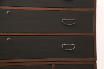 3段重ね桐箪笥をテレビボードとキャビネットにリメイク!上段は脚を取り付け、中・下段は合わせてキャビネットに加工。中段、下段ともに天板を補強。いずれも枠部分と側面、天板をチェスナット系に、引き戸や引き出しの前板を艶消しブラックで着色。