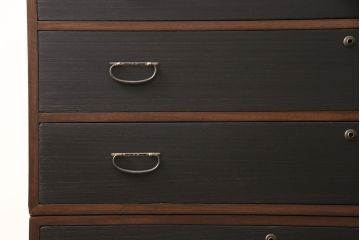 3段重ね桐箪笥をテレビボードとキャビネットにリメイク!上段は脚を取り付け、中・下段は合わせてキャビネットに加工。中段、下段ともに天板を補強。いずれも枠部分と側面、天板をチェスナット系に、引き戸や引き出しの前板を艶消しブラックで着色。
