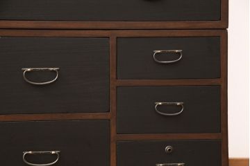 3段重ね桐箪笥をテレビボードとキャビネットにリメイク!上段は脚を取り付け、中・下段は合わせてキャビネットに加工。中段、下段ともに天板を補強。いずれも枠部分と側面、天板をチェスナット系に、引き戸や引き出しの前板を艶消しブラックで着色。