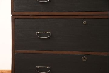3段重ね桐箪笥をテレビボードとキャビネットにリメイク!上段は脚を取り付け、中・下段は合わせてキャビネットに加工。中段、下段ともに天板を補強。いずれも枠部分と側面、天板をチェスナット系に、引き戸や引き出しの前板を艶消しブラックで着色。