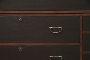 3段重ね桐箪笥をテレビボードとキャビネットにリメイク!上段は脚を取り付け、中・下段は合わせてキャビネットに加工。中段、下段ともに天板を補強。いずれも枠部分と側面、天板をチェスナット系に、引き戸や引き出しの前板を艶消しブラックで着色。